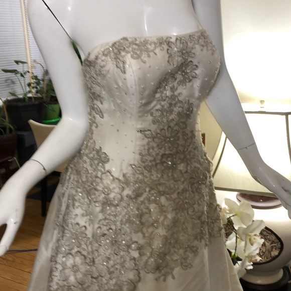 Preowned wedding gown by Oleg Cassini - Picture 4 of 4